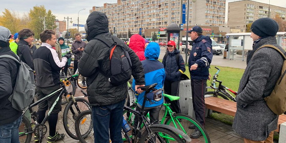 12 октября инспекторы дорожно-патрульной службы ОГИБДД ОМВД России Евгений Четвериков и Андрей Осипов провели инструктаж водителей велосипедов на «Осеннем велоквесте»